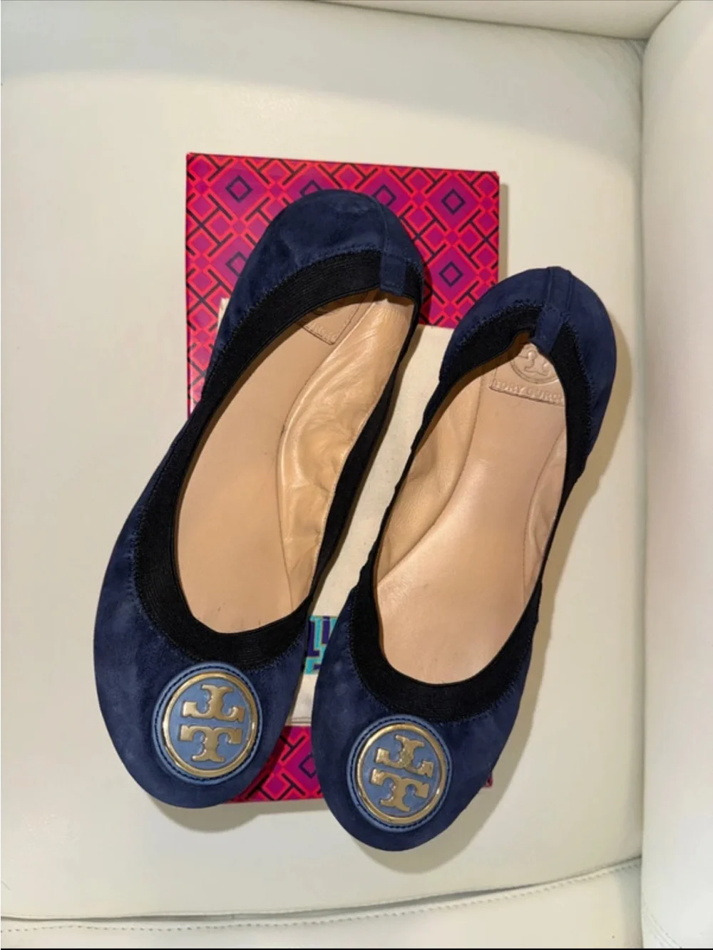 TORY BURCH NAVY SUEDE ROUND TOE LOGO BALLET FLATS